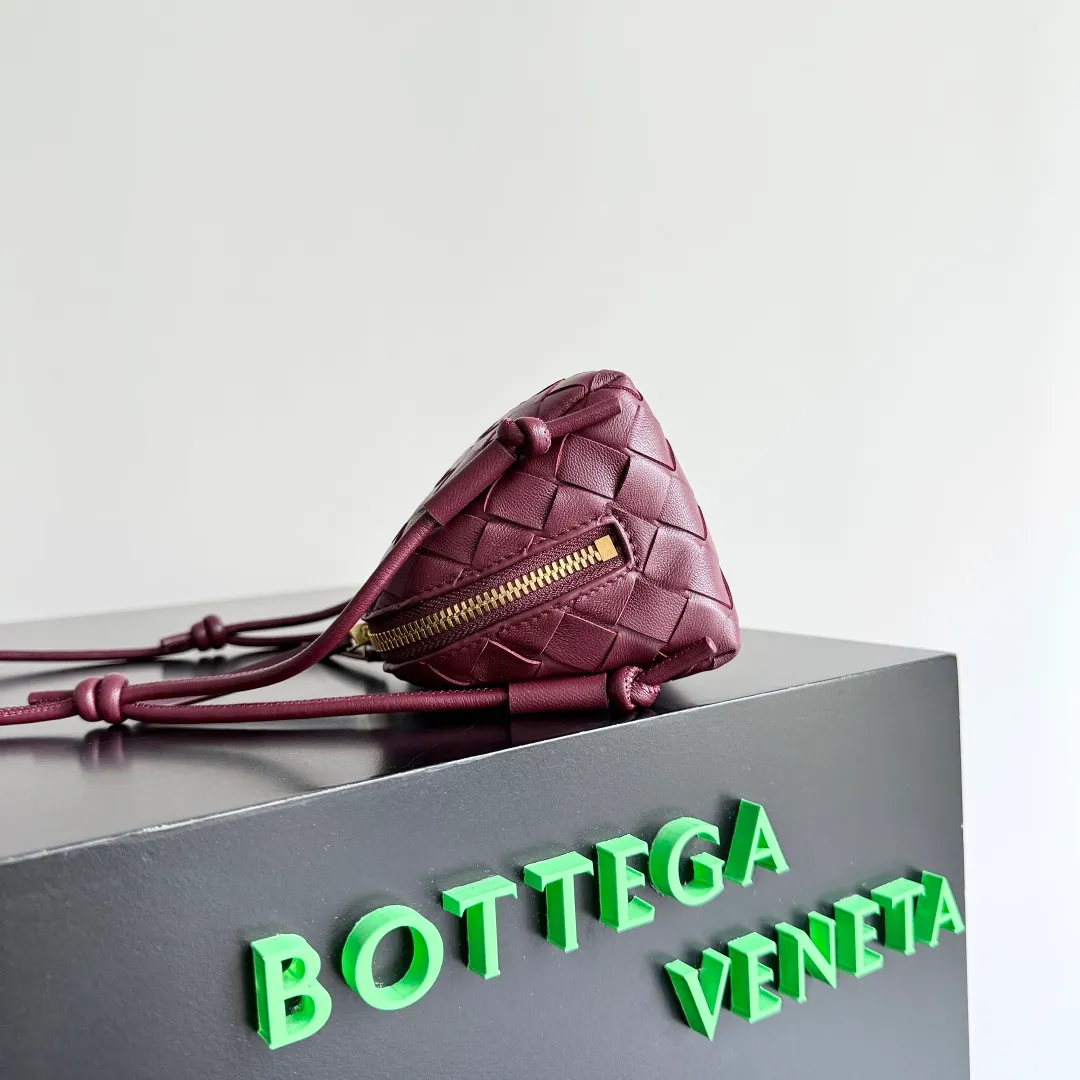 Batch 1260 BV new mini bag ceiling Bottegaveneta new Concert Pouch bag is small and has a large capacity. It can hold a Pro max mobile phone. The shoulder strap is adjustable for cross-body carry. It is very cost-effective when carried on one shoulder. The latest small bag in autumn has a lot of capacity. It can hold 4 short clips. I also tried it and it can hold one of my fists. It is cute, the capacity is touching and the length of the shoulder strap is adjustable for daily commuting. Full score 10 #bv woven bag Style number: 794258 Size: 18.5*11.5*8.5cm